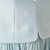 Clara Vestido Midi Plisado con Hombros Descubiertos