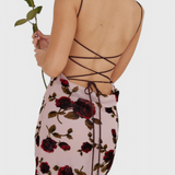 Irina Vestido Deslizante de Satén con Estampado Floral y Espalda Descubierta