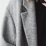 Lora Abrigo Clásico Felisha con Corte Refinado y Estilo Atemporal